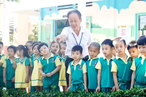 Thầy giáo 50 tuổi dạy trẻ mầm non