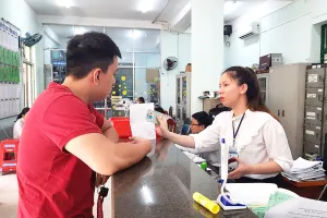 Người dân làm thủ tục khai sinh tại UBND phường 3, quận Gò Vấp. Ảnh: VÕ PHẠM