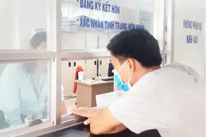 Người dân đến làm thủ tục đăng ký hộ tịch tại UBND phường Bình Hưng Hòa B, quận Bình Tân, TP.HCM. Ảnh: NGUYỄN HIỀN
