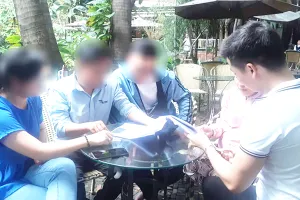 Một số người lao động nghỉ việc mà công ty vẫn còn nợ BHXH. Ảnh: VÕ HÀ