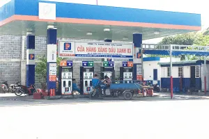 Cây xăng đề biển Cửa hàng xăng dầu xanh 03 thuộc Công ty TNHH Xăng dầu xanh ở 1364 Phạm Văn Đồng, quận Thủ Đức, nơi nhân viên có hành vi trộm tiền của khách. Ảnh: YÊN - TÂN