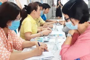 Bảo hiểm xã hội TP.HCM tư vấn những quyền lợi và cách tham gia BHXH cho người dân. Ảnh: VÕ HÀ