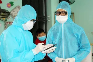 Anh Lưu Hoàng Khanh đang thực hiện nhiệm vụ tại Trường Tiểu học Lai Cách, Cẩm Giàng, Hải Dương. Ảnh: Bộ Y tế 