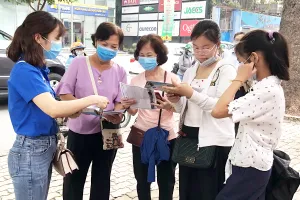 Người dân được nhân viên Bảo hiểm xã hội TP.HCM tư vấn về chính sách bảo hiểm. Ảnh: NGUYỄN HIỀN