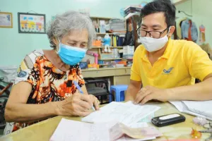 Người dân nhận lương hưu tại nhà. Ảnh: V.LONG