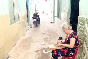 Khu nhà trọ của ông Nguyễn Thọ đã dẹp được nạn karaoke tự phát sau khi đưa ra nội quy không được hát karaoke tại khu trọ. Ảnh: ĐẶNG LÊ - PHẠM ANH