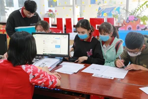 Thí sinh ồ ạt tìm suất vào đại học