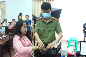 Công an quận Tân Bình làm thủ tục cấp CCCD cho người dân. Ảnh: LÊ THOA