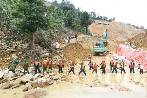 Lực lượng chức năng tham gia tìm kiếm giai đoạn 3 tại thủy điện Rào Trăng 3. Ảnh: N.DO 