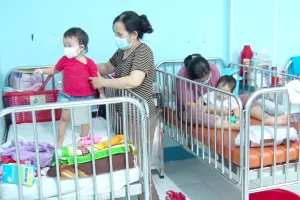 Nắng gay gắt, người lớn, trẻ em thi nhau bệnh