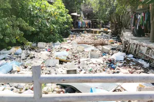 Đủ loại rác ngập tràn mặt kênh Hy Vọng. Ảnh: NGUYỄN HIỀN