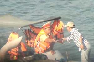 CSGT đường thủy Bình Dương kiểm tra chớp nhoáng các phương tiện thủy. Ảnh: T.SANG - V.HỘI