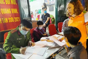 Công an TP Hà Nội tiếp nhận và làm thủ tục cấp CCCD gắn chip cho người dân. Ảnh: UYÊN TRANG