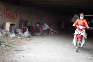 Nhếch nhác gầm cầu sông Buông