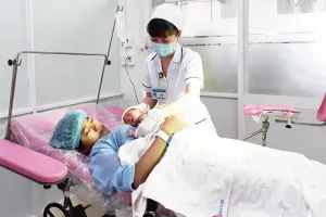 Người lao động nam được nghỉ năm ngày làm việc khi vợ sinh thường một con. Ảnh: HOÀNG GIANG