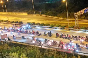 Các quái xế tụ tập, chặn cao tốc, nẹt pô, so kè tốc độ trên cao tốc TP.HCM - Long Thành - Dầu Giây đoạn qua TP Thủ Đức (TP.HCM) rạng sáng 19-3 được người dân quay lại. (Ảnh cắt từ clip)