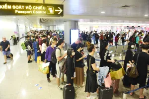 Hành khách làm thủ tục nhập cảnh tại sân bay Tân Sơn Nhất, TP.HCM. Ảnh: HOÀNG GIANG