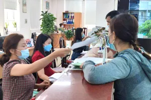 Người dân đến liên hệ cơ quan BHXH TP.HCM để làm các thủ tục liên quan. Ảnh: NGUYỄN HIỀN