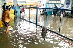 Bác sĩ BV Đa khoa khu vực Hóc Môn lội nước cấp cứu