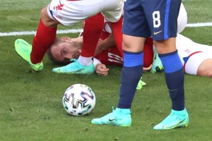 Christian Eriksen khi vừa đổ quỵ xuống sân và ngưng thở. Ảnh: AFP