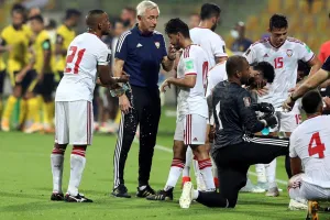 HLV Van Marwijk nhắc nhở các cầu thủ UAE. Ảnh: CTV