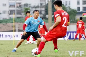 HLV Lee Young-jin sẽ đứng ra chỉ đạo thay ông Park đối đầu với HLV Van Marwijk. Ảnh: VFF