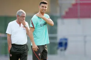 HLV Santos và đội trưởng Ronaldo. Ảnh: AFP