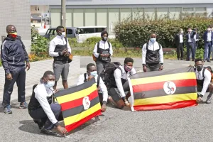 Đoàn thể thao Olympic Uganda chụp ảnh tại thị trấn Izumisano, Osaka - một địa điểm tổ chức thi đấu Olympic Tokyo. Ảnh: REUTERS