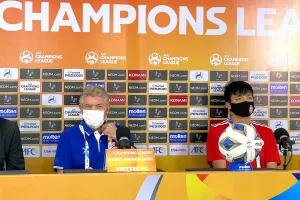 Trung vệ đội trưởng Viettel Bùi Tiến Dũng và Giám đốc kỹ thuật Gede họp báo trước trận đấu với Ulsan Hyundai. Ảnh: NGỌC DUNG 