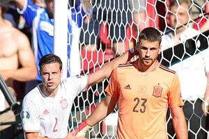 Đàn anh Azpilicueta đến vỗ về chàng thủ môn 24 tuổi Simon vừa phạm sai lầm khiến đội nhà chịu bàn thua ngớ ngẩn. Ảnh: UEFA