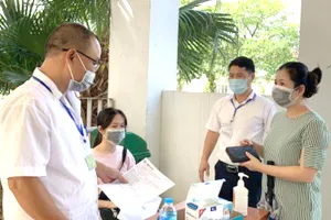 Thí sinh NTHA (ngồi) sẽ thi ở phòng thi dự phòng do đang bị sốt. ẢNH: HÀ PHƯỢNG