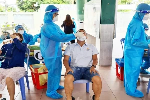 Người dân ở quận Tân Phú đang xét nghiệm nhanh COVID-19. Ảnh: NGUYỄN CHÂU 