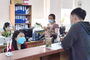 Người dân đến liên hệ Cơ quan BHXH TP.HCM lúc dịch bệnh chưa bùng phát tại TP.HCM. Ảnh: NGUYỄN HIỀN