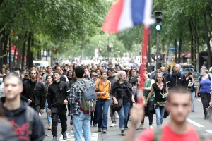 Dân Pháp xuống đường phản đối kế hoạch bắt buộc tiêm vaccine COVID-19