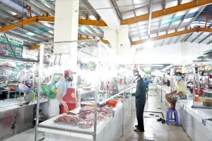 Mở lại chợ truyền thống an toàn để hạ nhiệt giá rau, cá