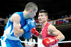 Võ sĩ Nguyễn Văn Đương trong trận thắng nghẹt thở đối thủ Aliyev. Ảnh: GETTY IMAGES 