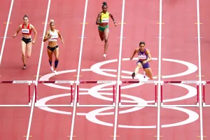 Quách Thị Lan (bìa trái) với mục tiêu vượt qua chính mình ở đợt chạy bán kết 400 m rào. Ảnh: GETTY IMAGES