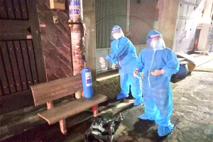 Tình nguyện viên của ATM ôxy vận chuyển bình ôxy đến tận nhà bệnh nhân vào đêm tối. Ảnh: NL