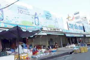 Đang giãn cách vẫn họp chợ tự phát ở chợ Hòa Bình, quận 5