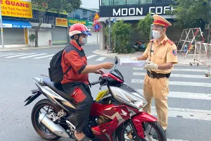 Nếu không có các giấy tờ chứng minh cho mục đích tới ngân hàng của mình thì vẫn bị xử phạt. Ảnh: ĐẶNG LÊ