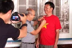 Chủ tịch CLB Hải Phòng Văn Trần Hoàn nhận lưu niệm của HLV Park Hang-seo. Ảnh: CLB