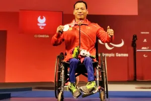 Lê Văn Công nhận huy chương bạc sau hơn nửa năm khổ luyện và vượt qua những đau đớn về thể xác. Ảnh: TRỌNG HẢI