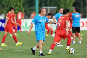  Thầy Park và trung vệ Bùi Tiến Dũng, người sau đó bị chấn thương cơ háng, phải ở nhà. Ảnh: VFF