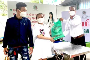 BV Lê Văn Thịnh tặng gạo ngon cho thai phụ sau khi tiêm vaccine phòng dịch COVID-19. Ảnh: TRẦN NGỌC