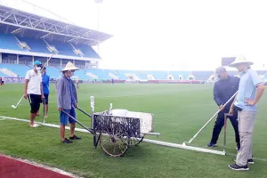 Kẻ vôi thủ công như thời bao cấp tại sân quốc gia Mỹ Đình. Ảnh: CTV