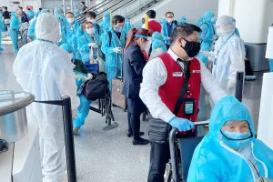 Đã đến lúc mở lại dần đường bay, giải cứu ngành hàng không