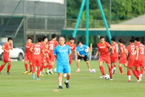 Thầy Park băn khoăn tìm phương án giữ phong độ cho học trò trong quãng nghỉ, chỉ tập chay không thi đấu. Ảnh: VFF 