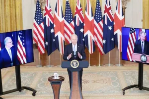 Tổng thống Mỹ Joe Biden (giữa), Thủ tướng Anh Boris Johnson (phải) và Thủ tướng Úc Scott Morrison (trái) trong buổi lễ trực tuyến công bố liên minh AUKUS. Ảnh: SCMP