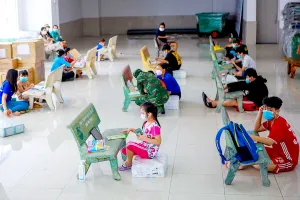 Lớp học dã chiến cho trẻ em vùng xanh