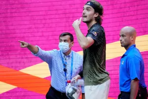 Tay vợt Tsitsipas khăn gói vào phòng vệ sinh bị cho là quá lâu trước khi vào set tiếp theo. Ảnh: REUTERS